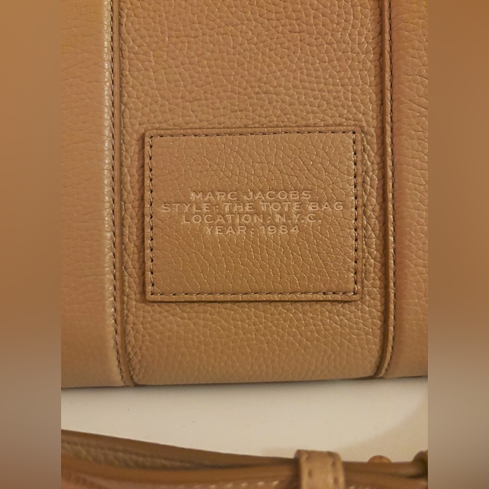 MARC JACOBS The Leather Small Tote Bag in Camel - Picture 3 of 9